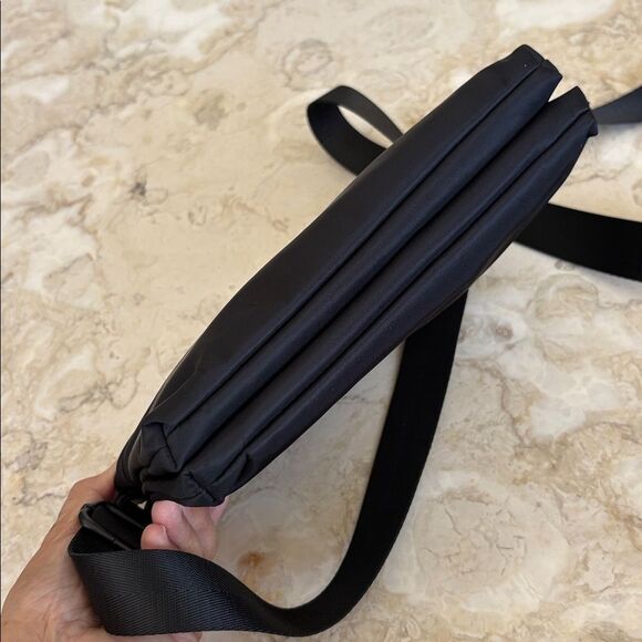 NWOT Tracker Anti Theft RFID Black Nylon Crossbody Bag Unisex - Picture 9 of 15